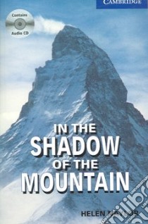 In the Shadow of the Mountain Book and Audio CD Pack: Level libro di Helen Naylor