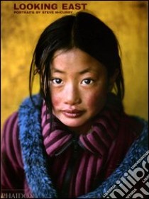 Looking east. Ediz. illustrata libro di McCurry Steve