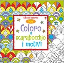 Coloro e scarabocchio i motivi. Mini. Ediz. illustrata libro di Watt Fiona; Lovell Katie