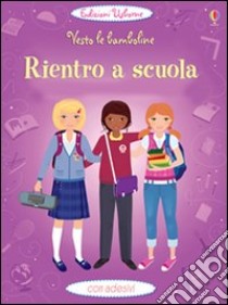 Rientro a scuola. Vesto le bamboline. Con adesivi. Ediz. illustrata libro di Watt Fiona; Wood Steven