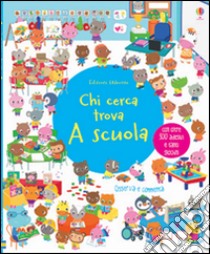 A scuola. Chi cerca trova. Con adesivi. Ediz. illustrata libro di Daynes Katie; Martinez Sigrid