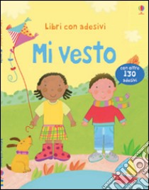 Mi vesto. Con adesivi. Ediz. illustrata libro di Brooks Felicity