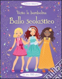 Ballo scolastico. Vesto le bamboline. Con adesivi. Ediz. illustrata libro di Watt Fiona