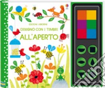 All'aperto. Disegno con i timbri. Ediz. a colori. Con gadget libro di Watt Fiona