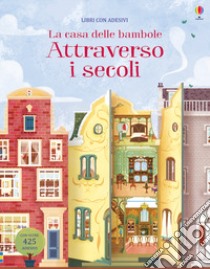 La casa delle bambole attraverso i secoli. Con adesivi. Ediz. a colori libro di Reid Struan