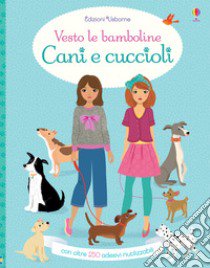 Cani e cuccioli. Vesto le bamboline. Con adesivi. Ediz. a colori libro di Watt Fiona