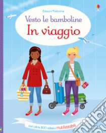 In viaggio. Vesto le bamboline. Con adesivi. Ediz. a colori libro di Watt Fiona