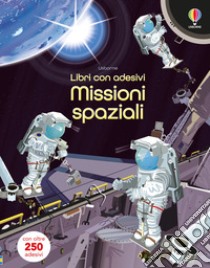 Missioni spaziali. Con adesivi. Ediz. a colori libro di Watt Fiona