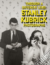 Through a different lens: Stanley Kubrick photographs. Ediz. inglese, francese e tedesca libro di Sante Luc; Corcoran S. (cur.); Albrecht D. (cur.)