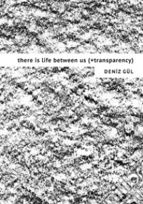 There is life between us (+transparency). Ediz. illustrata libro di Gül Deniz