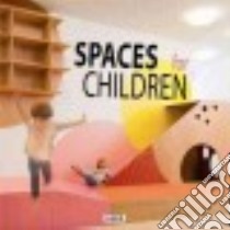 Spaces for children. Ediz. illustrata libro di Broto Carles, Krauel Jacobo (EDT), McBride Emily (EDT), Barros Lidia (TRN)