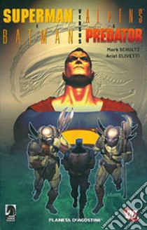 Superman e Batman versus Aliens e Predator libro di Schultz Mark; Olivetti Ariel