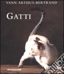 Gatti libro di Arthus-Bertrand Yann