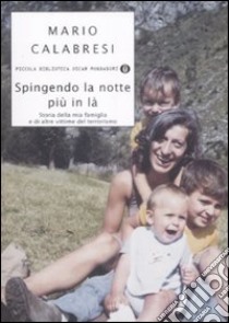 Spingendo la notte più in là. Storia della mia famiglia e di altre vittime del terrorismo libro di Calabresi Mario