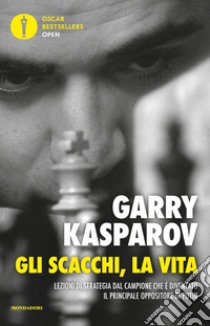 Gli scacchi, la vita. Lezione di strategia dal campione che è diventato il principale oppositore di Putin libro di Kasparov Garry