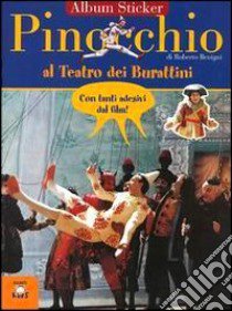 Pinocchio al teatro dei burattini. Con immagini del film di Roberto Benigni libro