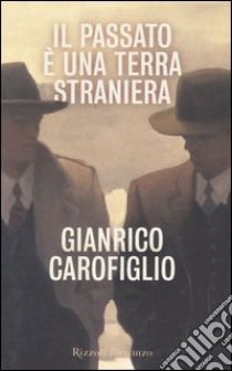 Il passato è una terra straniera libro di Gianrico Carofiglio