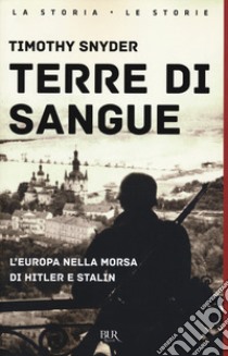 Terre di sangue. L'Europa nella morsa di Hitler e Stalin libro di Snyder Timothy