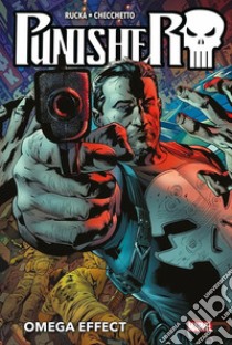 Punisher. Vol. 1: Omega effect libro di Rucka Greg; Checchetto Marco