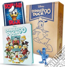 Donald Duck 90. Anniversary box. Con statuina del personaggio. Con targa metallica libro di Ferracina Maro; Mangiatordi Vitale; De Vita Massimo