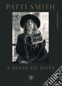 A book of days. Ediz. italiana libro di Smith Patti