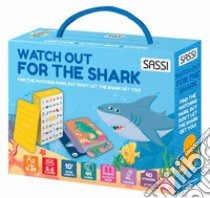 Watch out for the shark. Valigetta con carte e stickers. Ediz. a colori. Con 44 carte. Con 40 Adesivi libro di Trevisan Irena