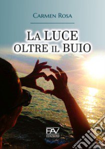 La luce oltre il buio libro di Rosa Carmen