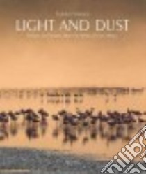 Light and dust. Images and stories from the wilds of East Africa. Ediz. illustrata libro di Veronesi Federico