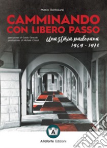 Camminando con libero passo. Una storia padovana 1969-1978 libro di Bortoluzzi Mario; Giuliani A. (cur.)