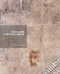 Toccare l'intoccabile. Un artigiano della materia. In dialogo con Cristiana Fanelli libro di Fila Sidival