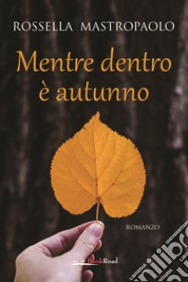 Mentre dentro è autunno libro di Mastropaolo Rossella