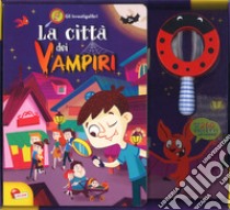 La città dei vampiri. Investigalibri. Ediz. a colori. Con gadget libro di Risi Alice