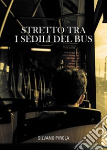 Stretto tra i sedili del bus libro di Pirola Silvano