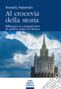 Al crocevia della storia. Riflessioni su cinquant'anni di politica estera di Mosca libro di Adamisin Anatolj