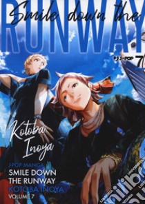 Smile down the runway. Vol. 7 libro di Inoya Kotoba