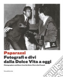 Arrivano i paparazzi. Fotografi e divi dalla Dolce Vita a oggi-Photographers and stars: from the Dolce Vita to the present. Catalogo della mostra (Torino, 13 settembre 2017-7 gennaio 2018). Ediz. illustrata libro di Guadagnini W. (cur.); Zanot F. (cur.)