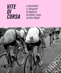 Vite di corsa. La bicicletta e i fotografi di Magnum da Robert Capa ad Alex Majoli. Ediz. italiana e inglese libro di Minuz M. (cur.)