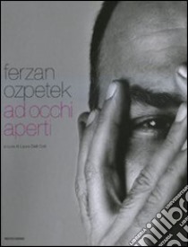 Ferzan Ozpetek. Ad occhi aperti. Ediz. italiana e inglese libro di Delli Colli L. (cur.)