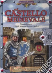 Nel castello medievale. Gioca con la storia. Ediz. illustrata. Con gadget libro di Hubbard Ben