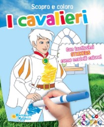 I cavalieri. Scopro e coloro. Con adesivi. Ediz. illustrata libro