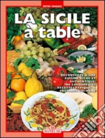 Sicilia a tavola. Ediz. francese libro