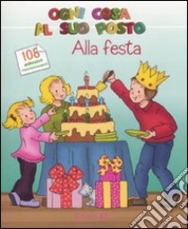 Alla festa. Ogni cosa al suo posto. Con adesivi libro