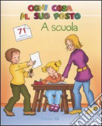 A scuola. Ogni cosa al suo posto. Con adesivi libro