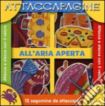 All'aria aperta. Attaccapagine. Con gadget libro di Bennett Carey