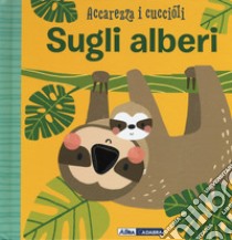 Sugli alberi. Accarezza i cuccioli. Ediz. a colori libro di Brooks Susie