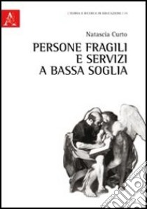 Persone fragili e servizi a bassa soglia libro di Curto Natascia