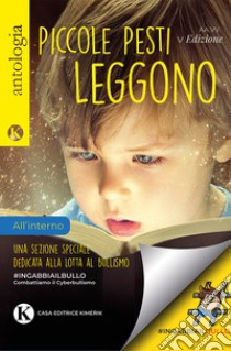 Piccole pesti leggono libro