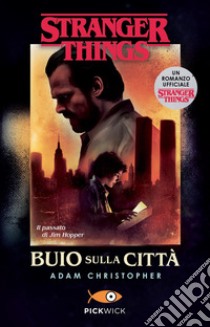 Buio sulla città. Un romanzo ufficiale di Stranger Things libro di Christopher Adam