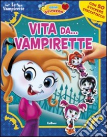 Vita da... vampirette. Con adesivi. Ediz. illustrata libro