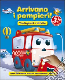 Arrivano i pompieri! Con adesivi. Ediz. illustrata libro